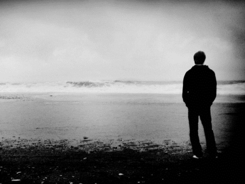 10 خلفيات حزينة لتعبر عن مشاعرك على فيس بوك